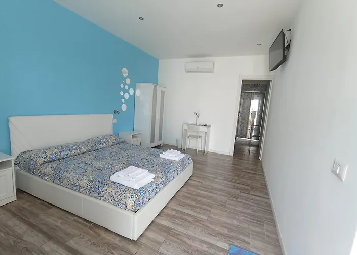 לינה וארוחת בוקר Borgomarino's 4*